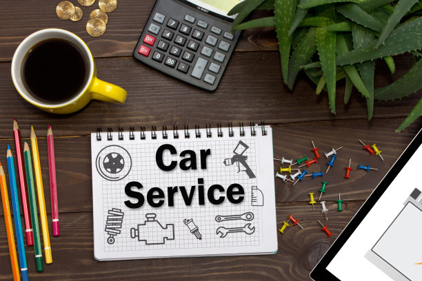 在办公室的桌子上有一个笔记本，上面画着汽车服务和工具。带有信息图元素的概念。图片下载