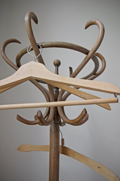 木制复古的衣架图片下载