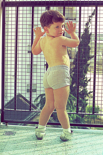 阳台上的古董男孩图片下载