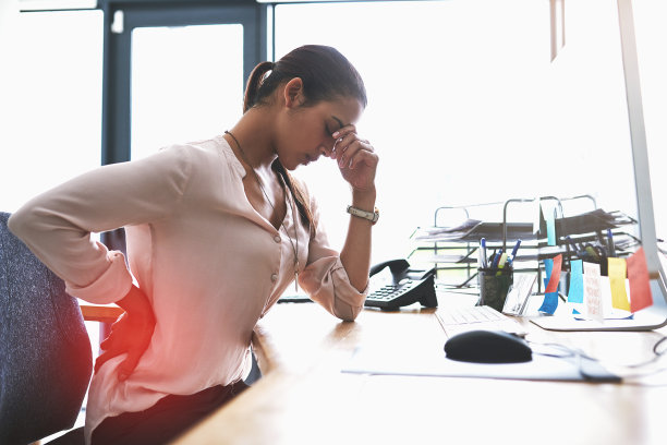 她全身上下都感到疼痛图片下载