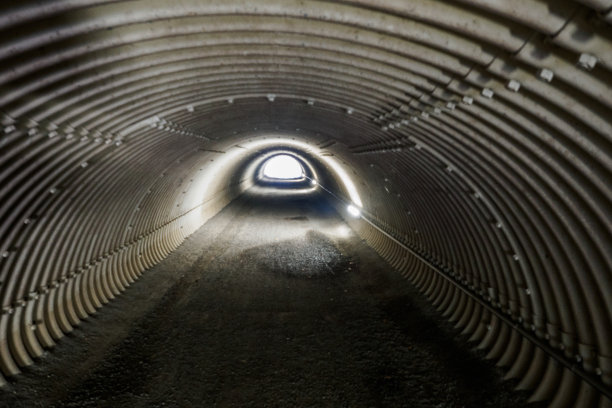 一条地下人行道图片下载