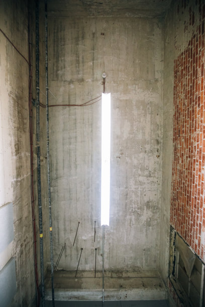 工业天花板和霓虹灯从下面看图片下载