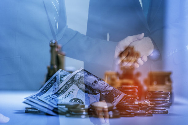 美元纸币和硬币的双重曝光与商人的手摇晃抽象背景。选择性集中，作为工程概念使用图片下载