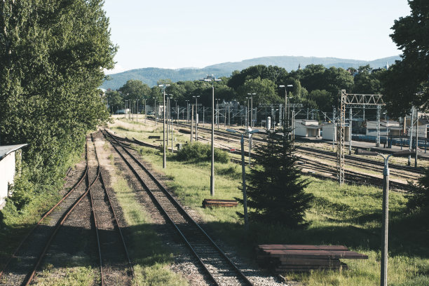 空空如也的旧火车站，很多铁轨上都是山的背景图片下载