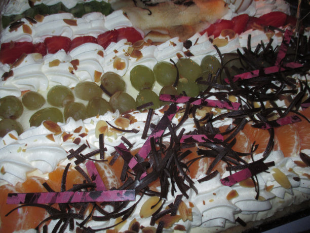 各种水果和鲜奶油的生日蛋糕图片下载