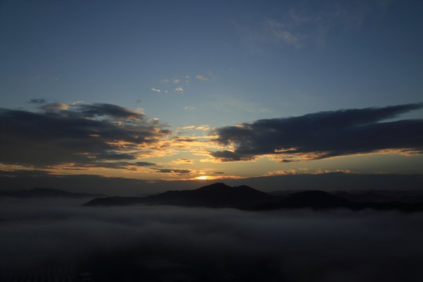 日本枥木县茂木镇镰仓山的云海图片下载