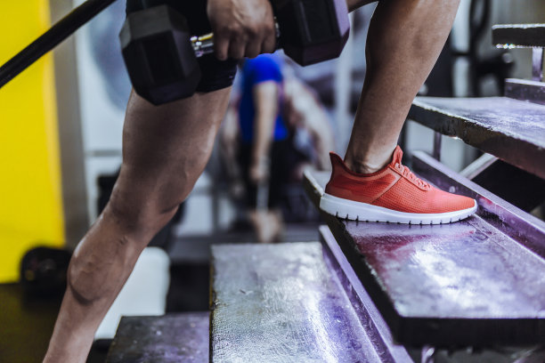 男人在健身房锻炼图片下载