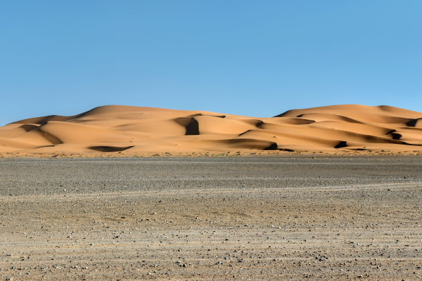 通往撒哈拉沙漠的空旷道路图片下载