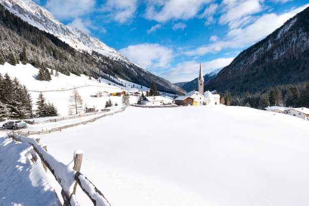 冬季，奥地利蒂罗尔的圣西格斯蒙德图片下载