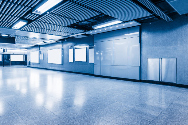 空荡荡的大厅，一些空白的广告牌，蓝色调。图片下载