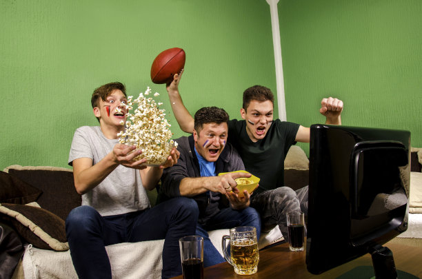 狂喜的家庭，父亲和儿子为着陆欢呼素材图片