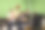 狂喜的家庭，父亲和儿子为着陆欢呼素材图片