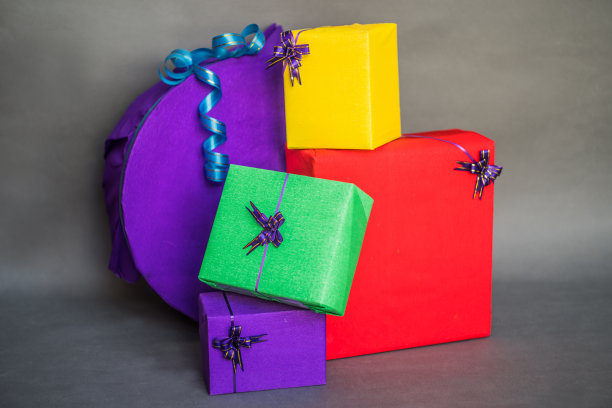 灰色背景下一堆明亮的礼物图片下载