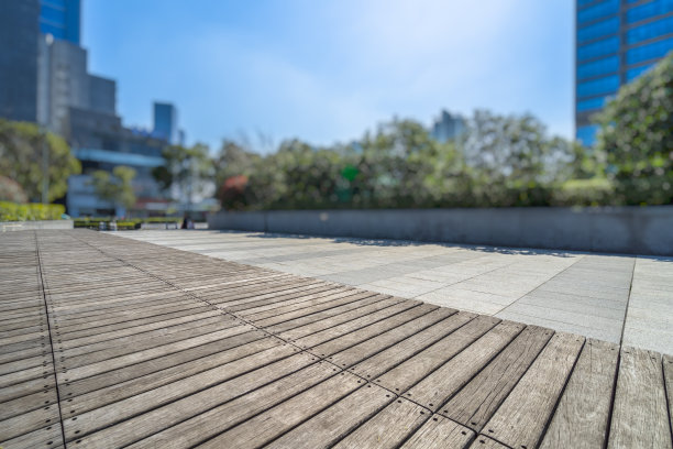 空旷的木制步道前面的现代建筑图片下载