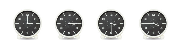 特写组黑白时钟与影子为装饰显示时间在3,3:15,3:30,3:45下午孤立在白色背景，美丽的4时钟图片在不同的时间图片下载