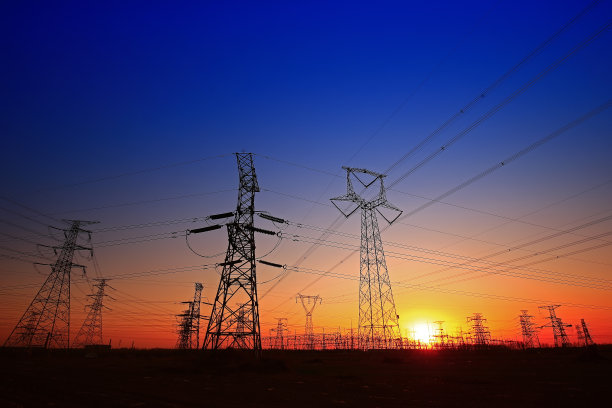 夕阳下尖塔的剪影图片下载