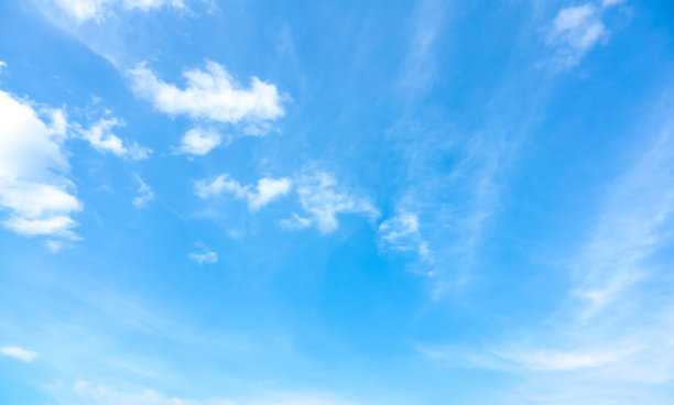 天蓝色或蔚蓝色的天空和云是明亮的白色背景图片下载