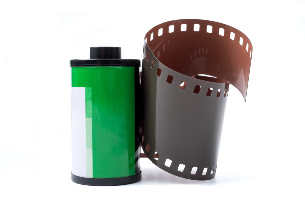 在白色背景上的35毫米摄影胶卷。图片下载