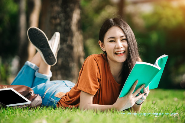 年轻的亚洲学生。图片下载