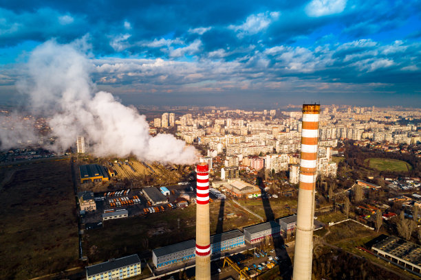 两个污染空气的电厂烟囱的中鸟瞰图图片下载