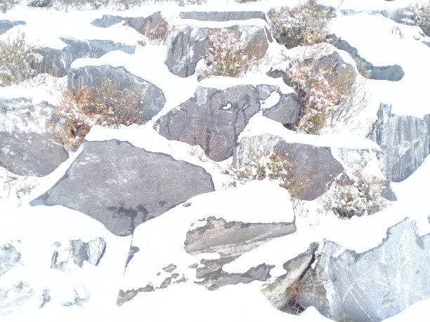 以雪为背景的岩石;雪岩壁纸图片下载