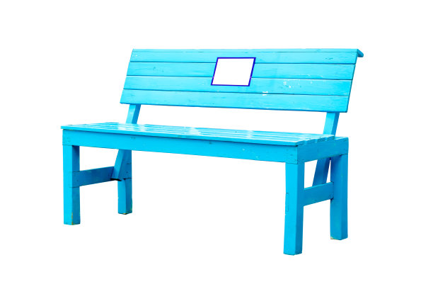 靠背上贴着写字标签的木椅。在白色背景上隔离图片下载