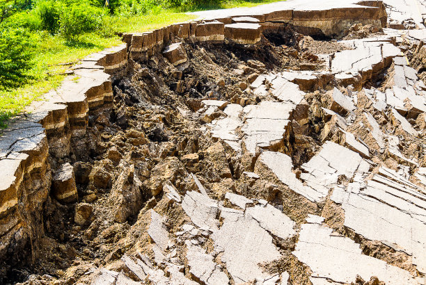 这条路因地震而倒塌。图片下载