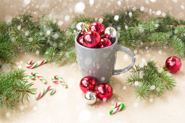 银色和红色的圣诞装饰球杯与冷杉树和雪圣诞背景图片下载