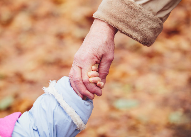 祖母牵着孙子的手图片下载