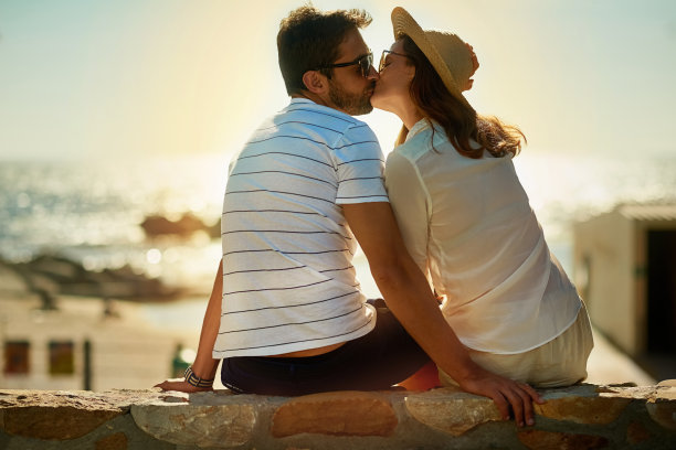 太阳出来了，情侣也出来了图片下载