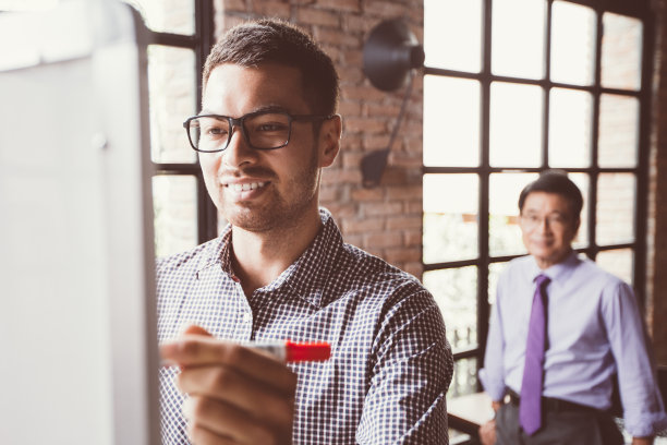 在白板上写作的专家和商人图片下载