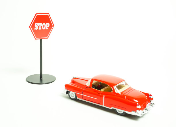 停车标志和红色老爷车。白色背景图片下载