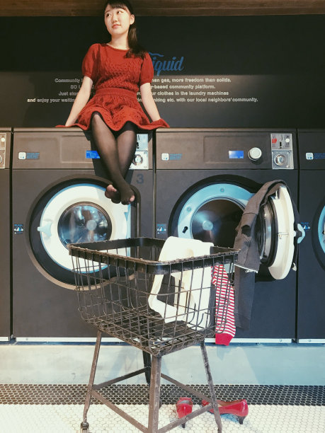 年轻女子在自助洗衣店图片下载