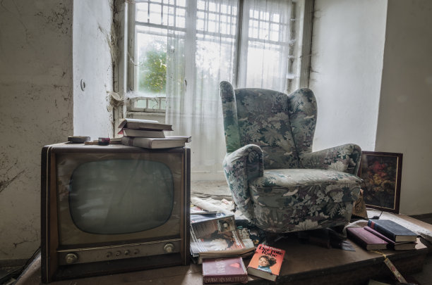 旧电视和扶手椅图片下载