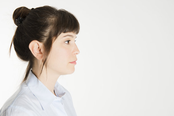 一个女商人从侧面摆姿势图片下载