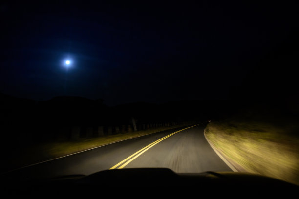 在满月的路上开得很快图片下载