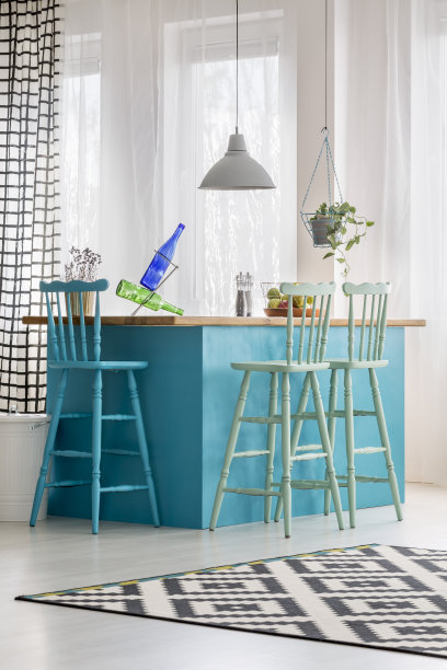 明亮的房间里有蓝色的桌子图片下载