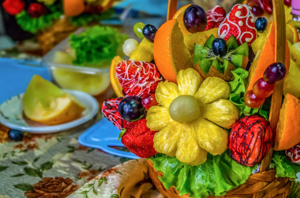 餐桌上装饰水果花束，水果花束图片下载