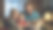 爸爸、妈妈和小女儿在客厅的沙发上读儿童读物。这是晚上。图片下载