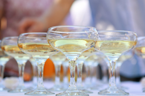 桌上放着几杯香槟图片下载