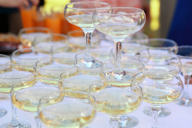 桌上放着几杯香槟图片下载