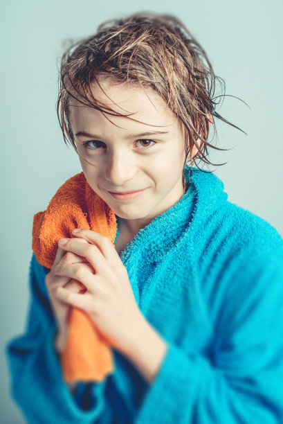 年轻的游泳运动员戴泳镜和泳帽图片下载