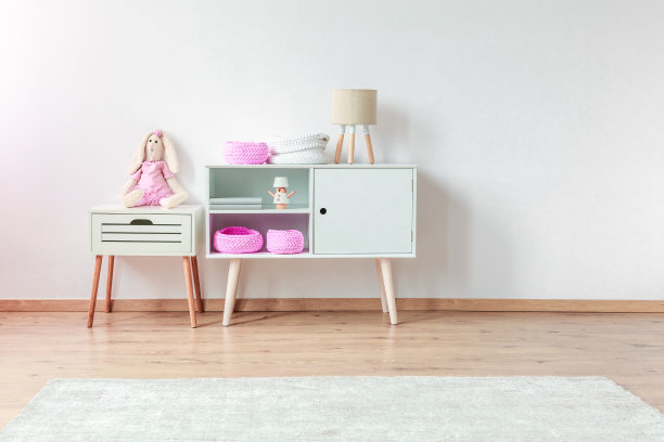 毛绒兔子在孩子的房间图片下载