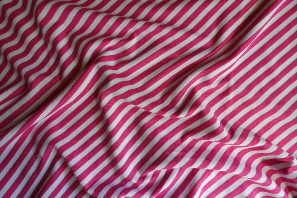 粉红色和白色的折叠条纹织物图片下载