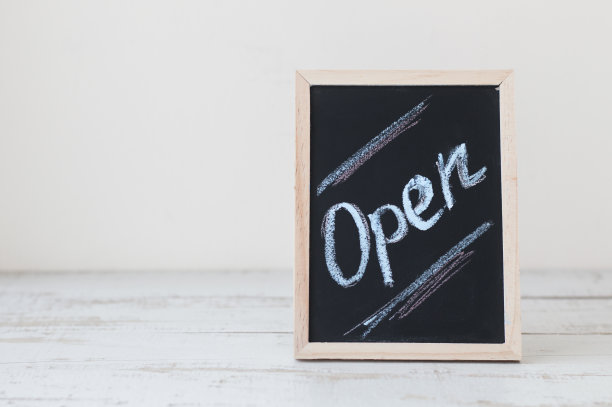 黑板上“打开”的牌子。小企业用粉笔书写图片下载