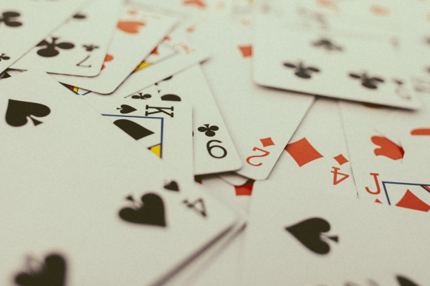 背景牌，都摊开在桌子上。图片下载