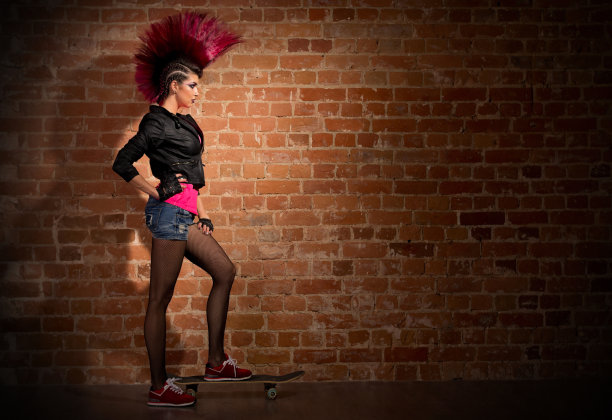 砖墙背景下的朋克风女孩图片下载