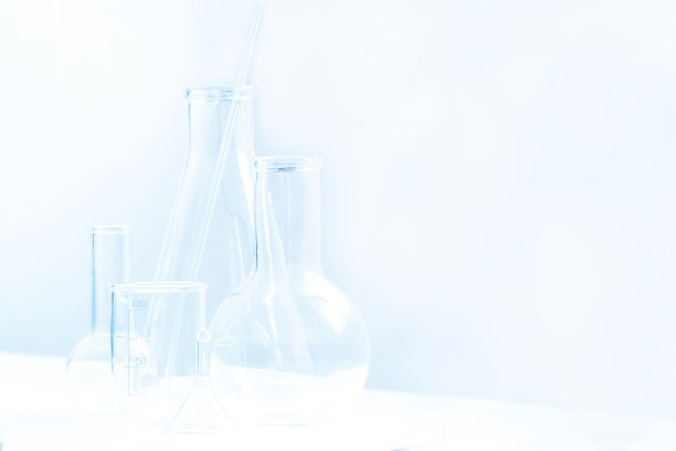 浅蓝色和白色背景的实验室玻璃器皿图片下载