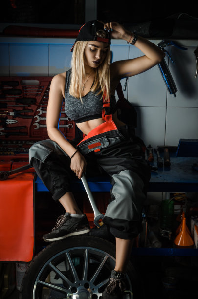 在路上的女孩机械师修理汽车图片下载