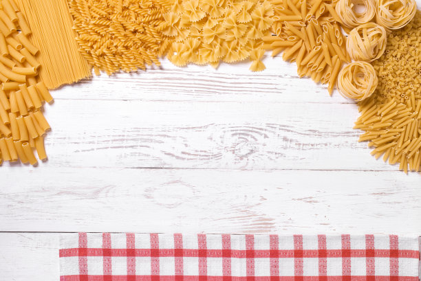 木桌上的意大利面食图片下载